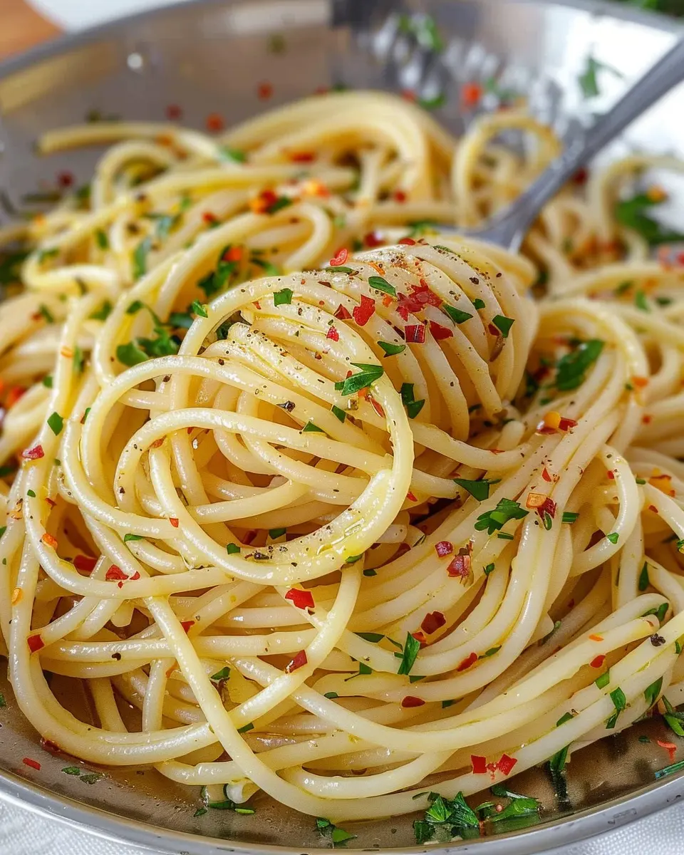 Spaghetti Aglio e Olio: Easy Garlic Olive Oil Pasta Recipe